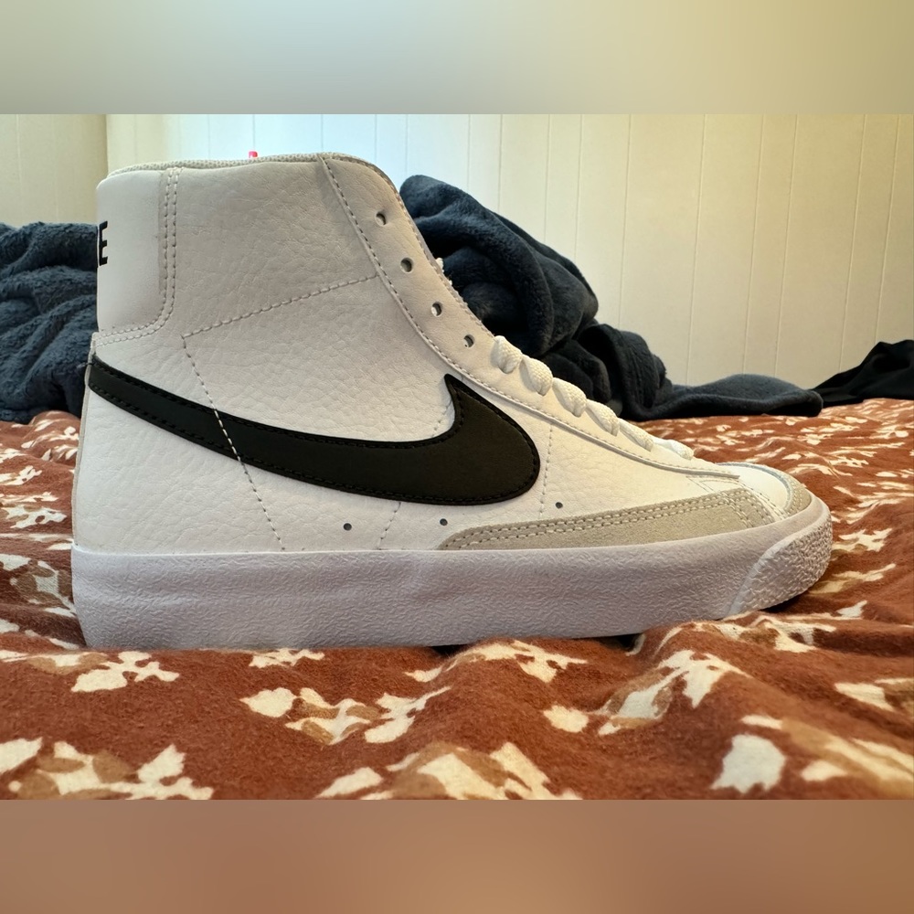 Nike Kids' Grade School Blazer Mid '77 Shoes